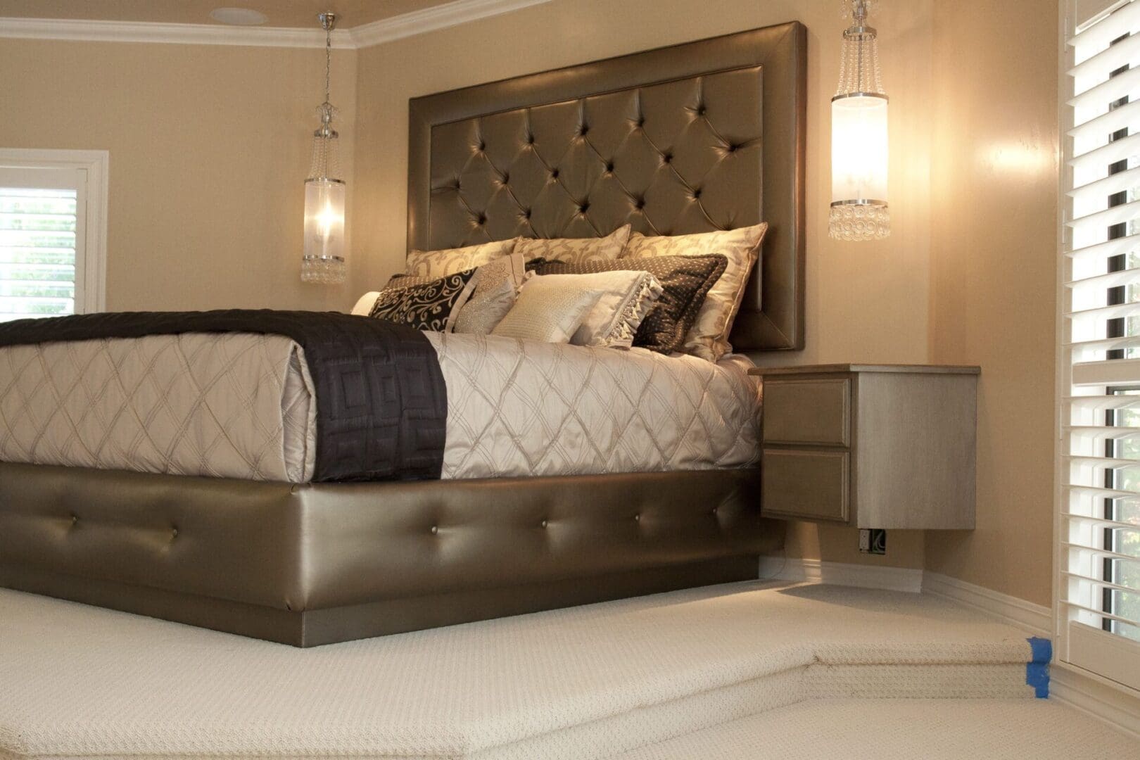 A bed room with a large bed and two night stands